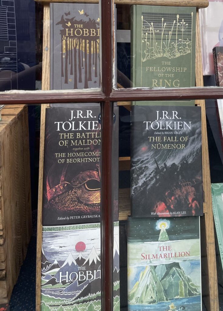 Tolkien-kirjoja.